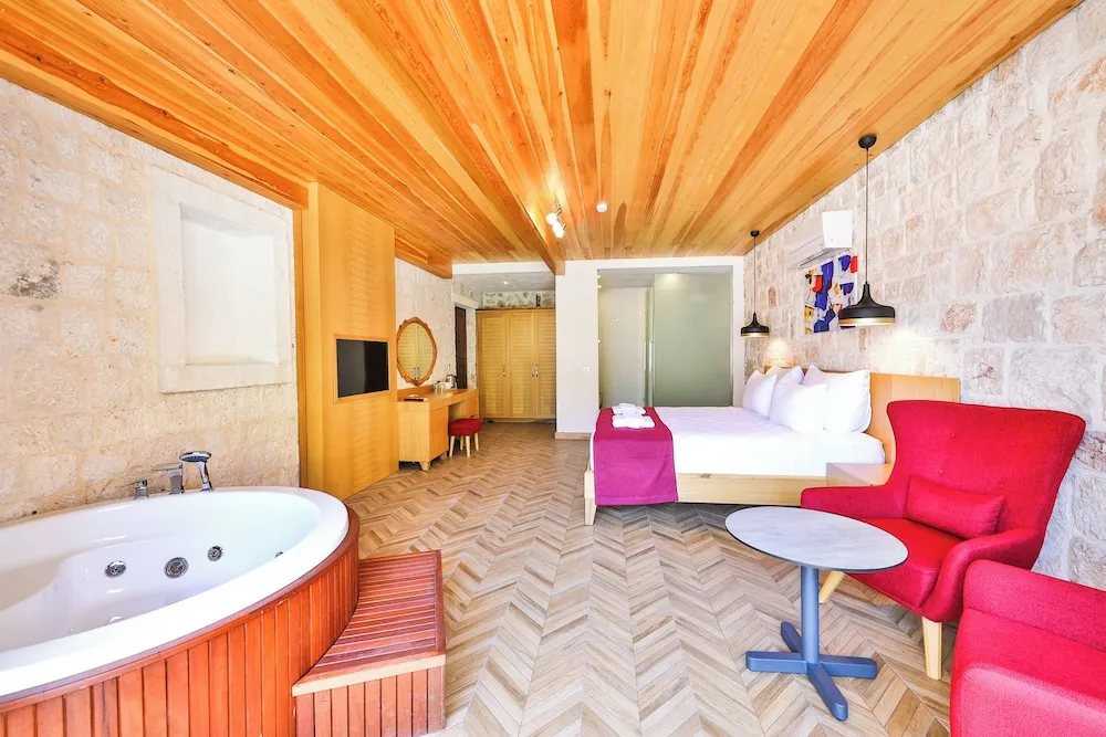 Comfort Kara Manzaralı Jakuzili Oda
