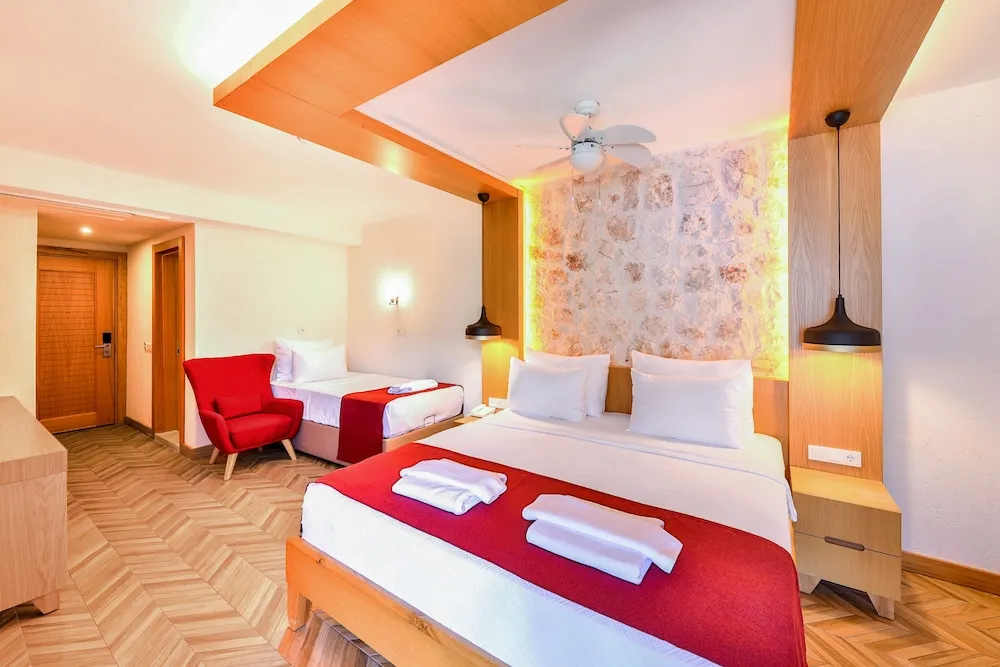 Premium 3 Kişilik Deniz Manzaralı Jakuzili Oda