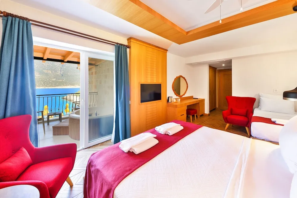 Premium 3 Kişilik Deniz Manzaralı Jakuzili Oda
