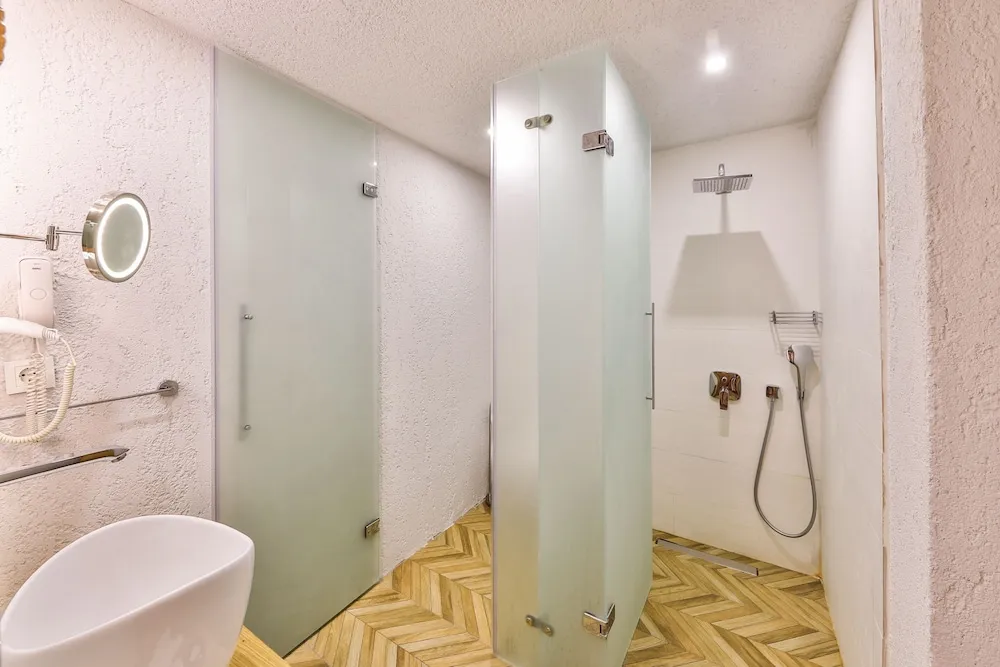 Premium 3 Kişilik Deniz Manzaralı Jakuzili Oda