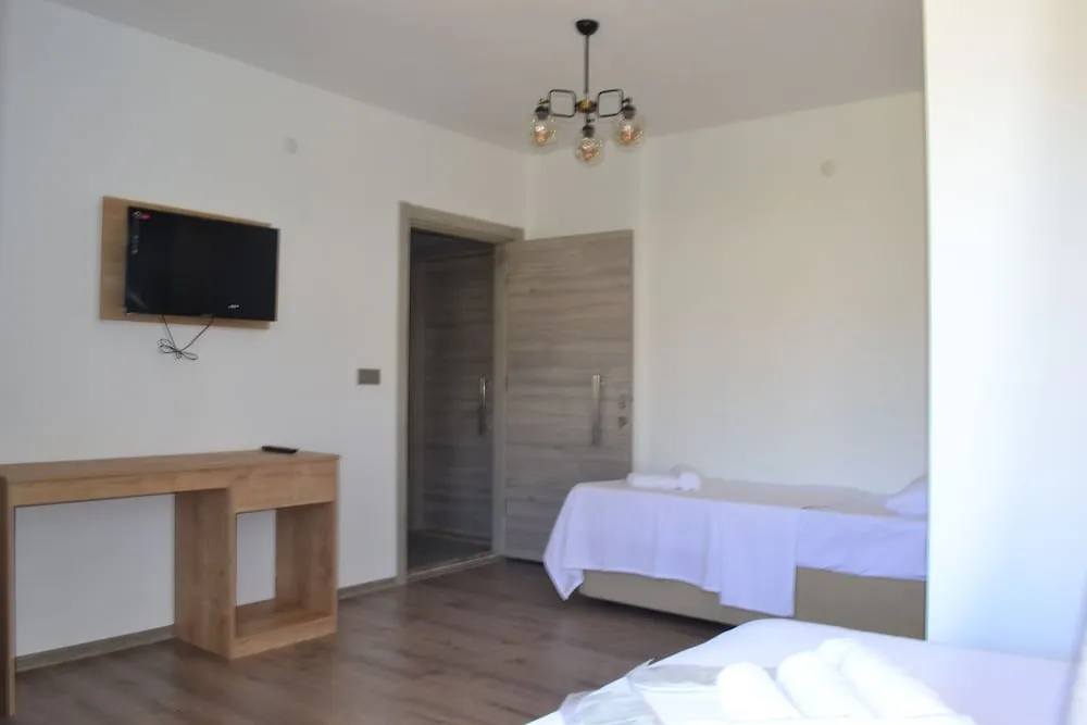 Üç Kişilik Oda, Balkon, Bahçe Manzaralı