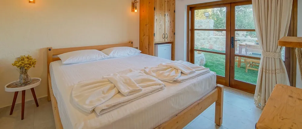 Deluxe Tek Büyük Yataklı Oda, Deniz Manzaralı, Bahçeli