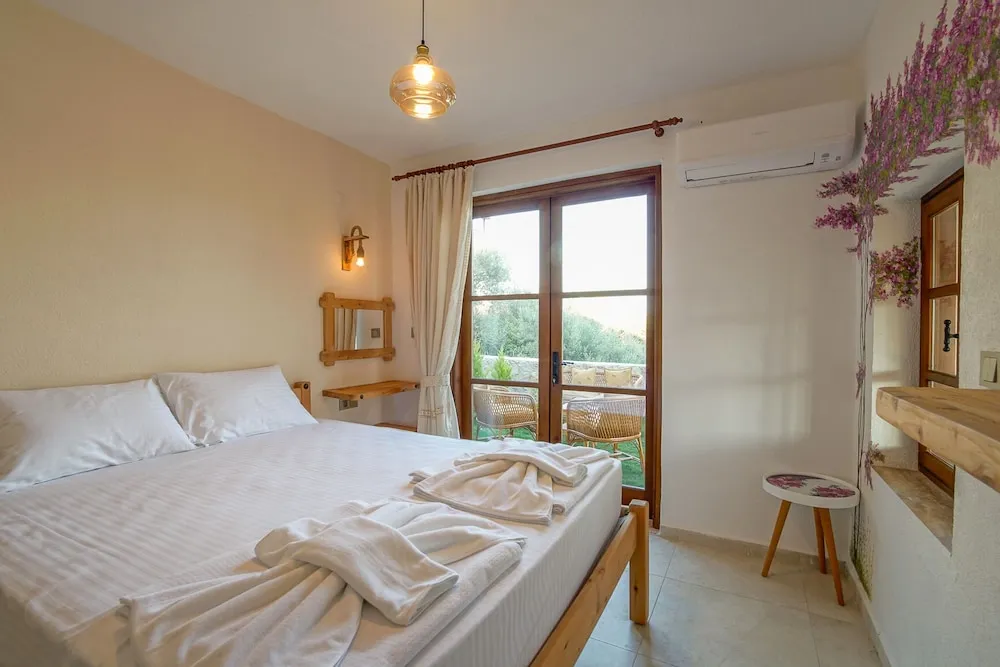 Deluxe Tek Büyük Yataklı Oda, Deniz Manzaralı, Bahçeli