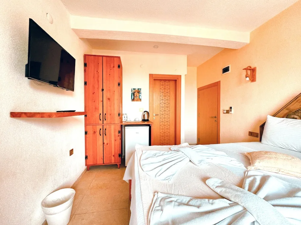 Deluxe Tek Büyük Yataklı Oda, Deniz Manzaralı, Bahçeli