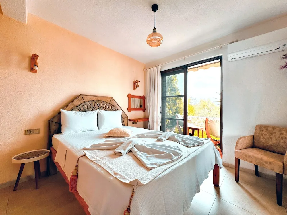 Deluxe Tek Büyük Yataklı Oda, Deniz Manzaralı, Bahçeli