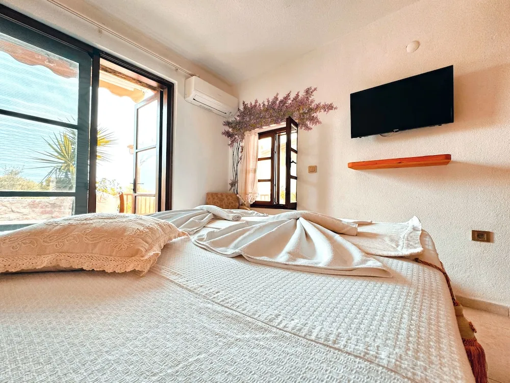 Deluxe Tek Büyük Yataklı Oda, Deniz Manzaralı, Bahçeli