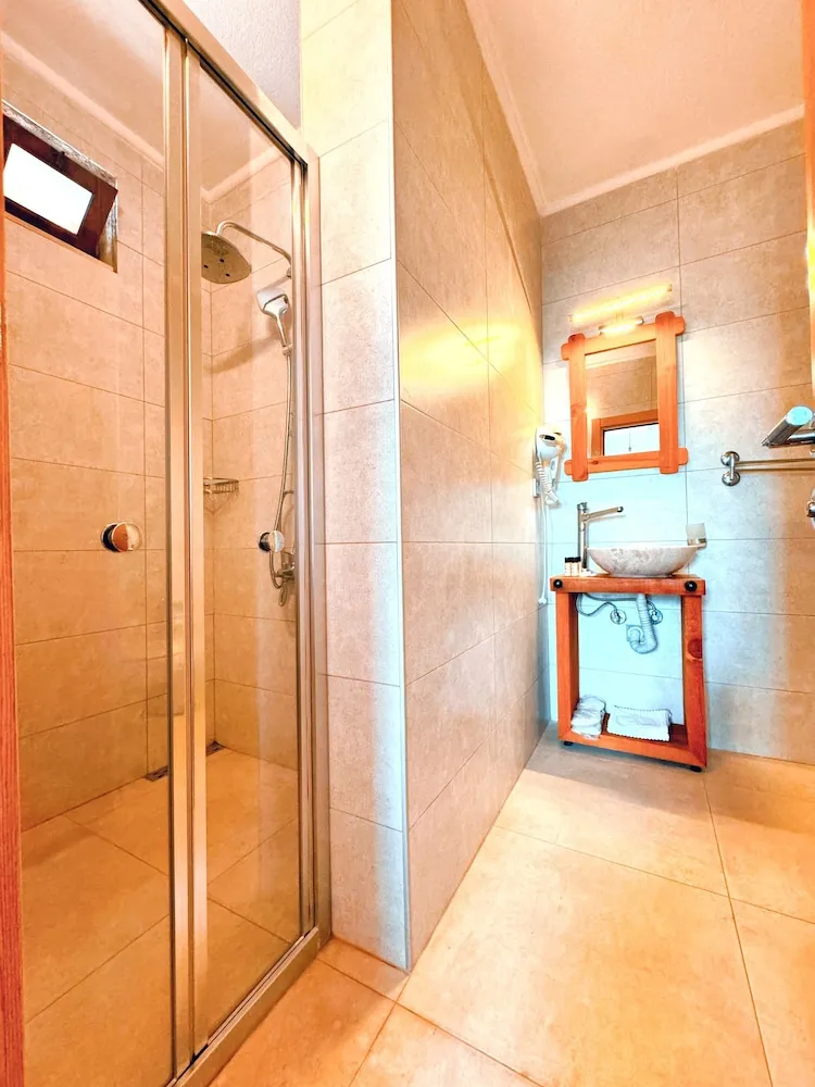 Deluxe Tek Büyük Yataklı Oda, Deniz Manzaralı, Bahçeli