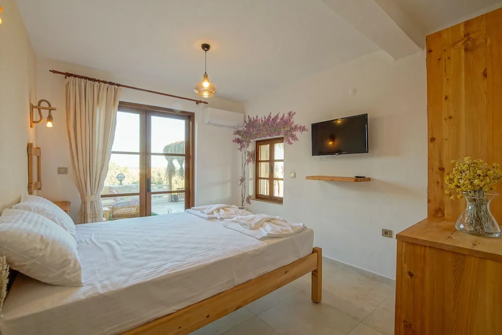 Deluxe Tek Büyük Yataklı Oda, Deniz Manzaralı, Bahçeli
