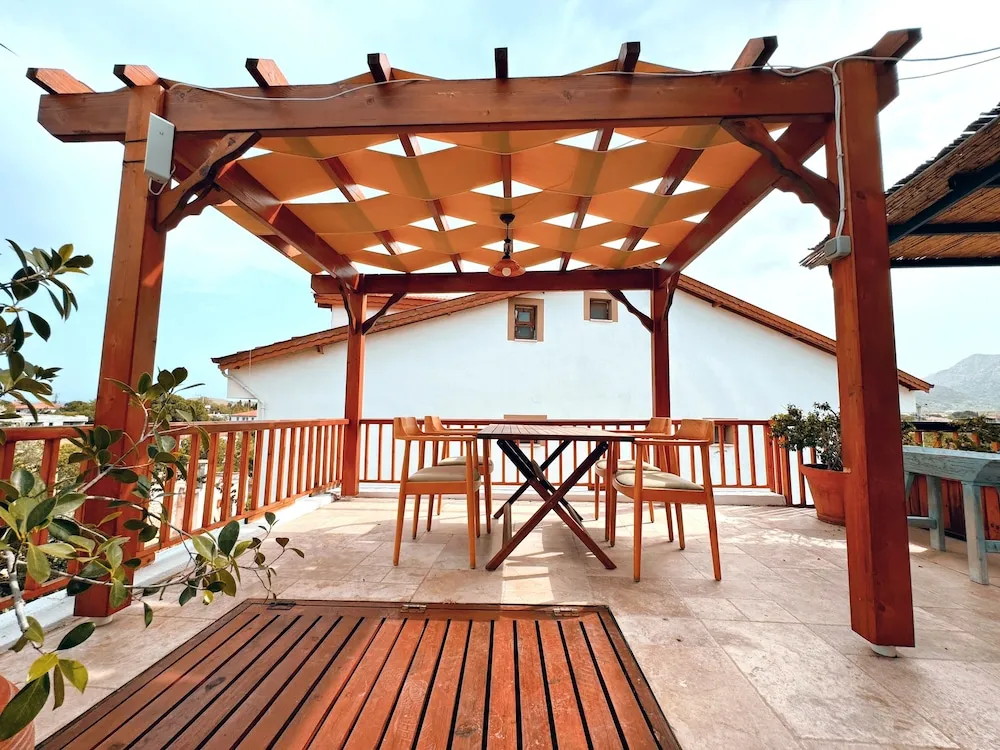 Deluxe Tek Büyük Yataklı Oda, Deniz Manzaralı, Bahçeli