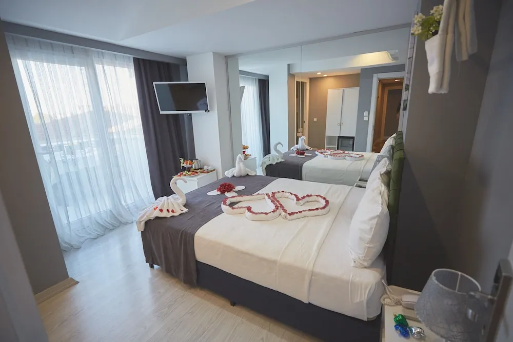 Standard Oda, 1 Yatak Odası, Balkon/Veranda, Kısmi Deniz Manzaralı (with balcony)