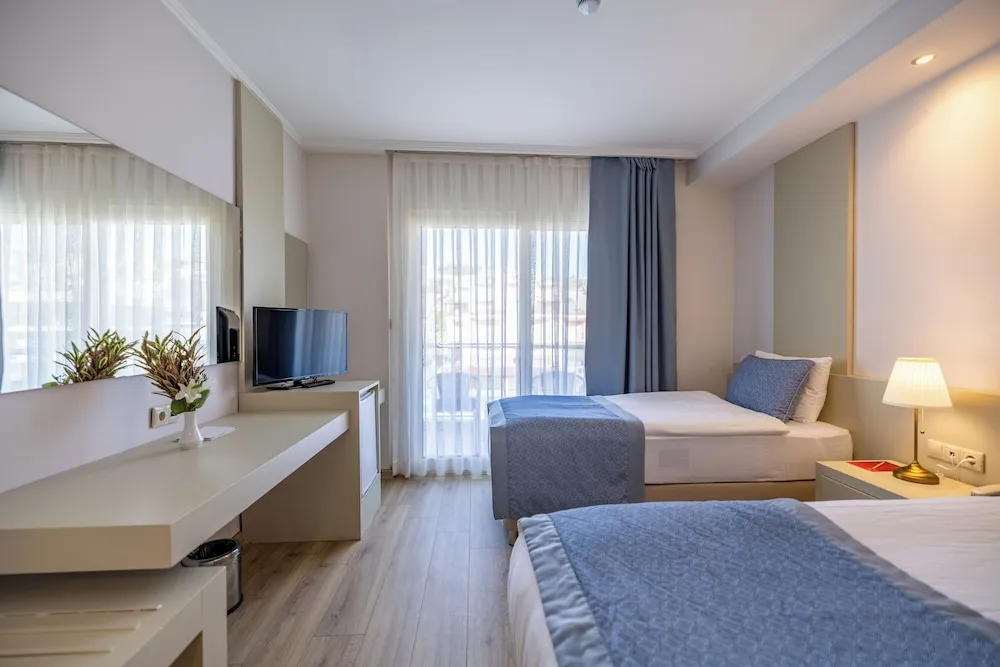 Superior Room, Land View