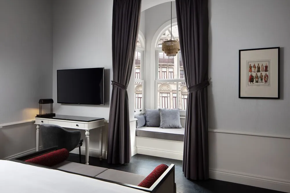 Grand Oda, 1 En Büyük (King) Boy Yatak, Köşe