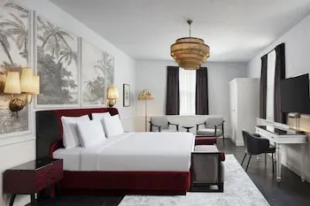 Adahan DeCamondo Pera, Autograph Collection