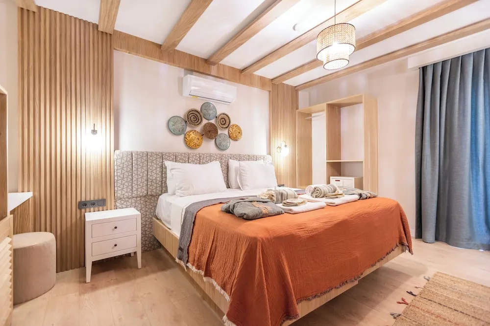 Deluxe Tek Büyük Yataklı Oda, 1 Büyük (Queen) Boy Yatak, Sıcak Su Küveti, Avlu Manzaralı