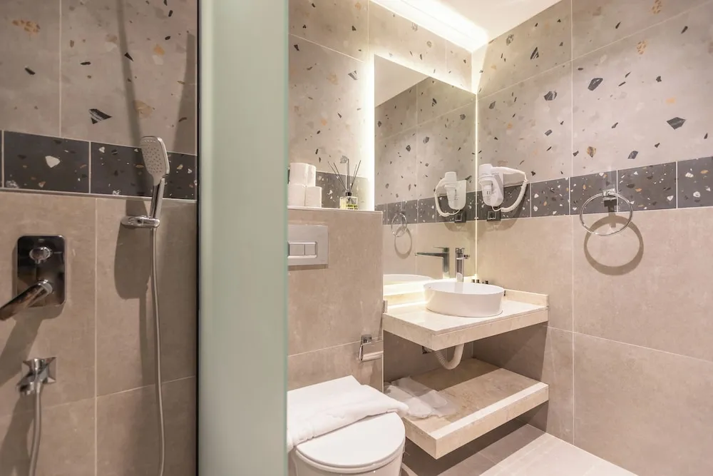Deluxe Tek Büyük Yataklı Oda, 1 Büyük (Queen) Boy Yatak, Sıcak Su Küveti, Avlu Manzaralı