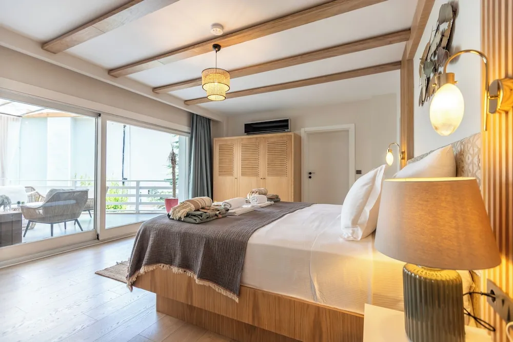 Deluxe Tek Büyük Yataklı Oda, 1 Büyük (Queen) Boy Yatak, Sıcak Su Küveti, Avlu Manzaralı