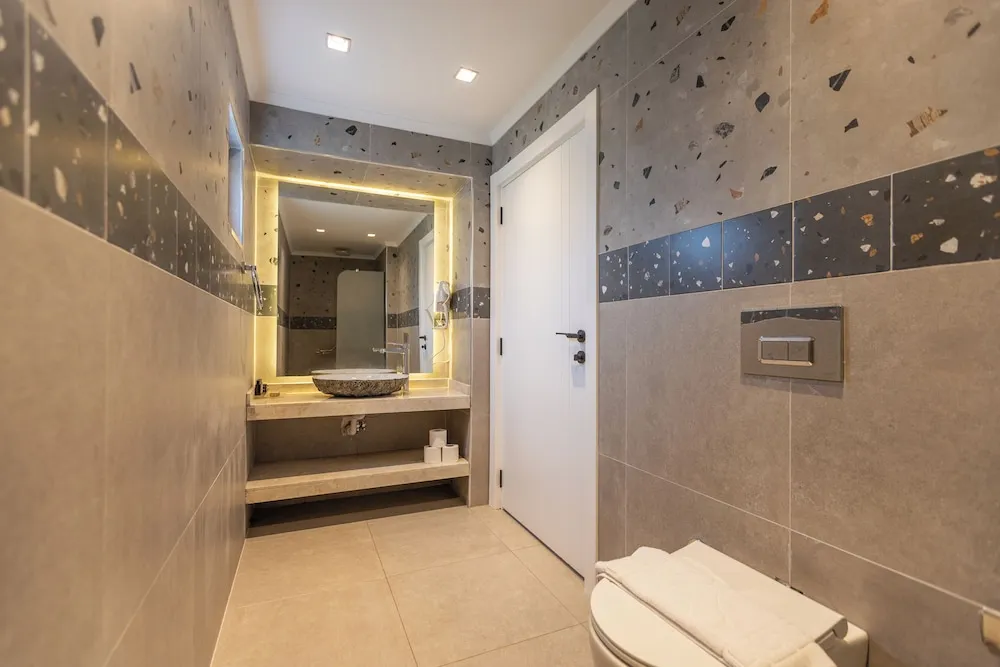 Deluxe Tek Büyük Yataklı Oda, 1 Büyük (Queen) Boy Yatak, Sıcak Su Küveti, Avlu Manzaralı