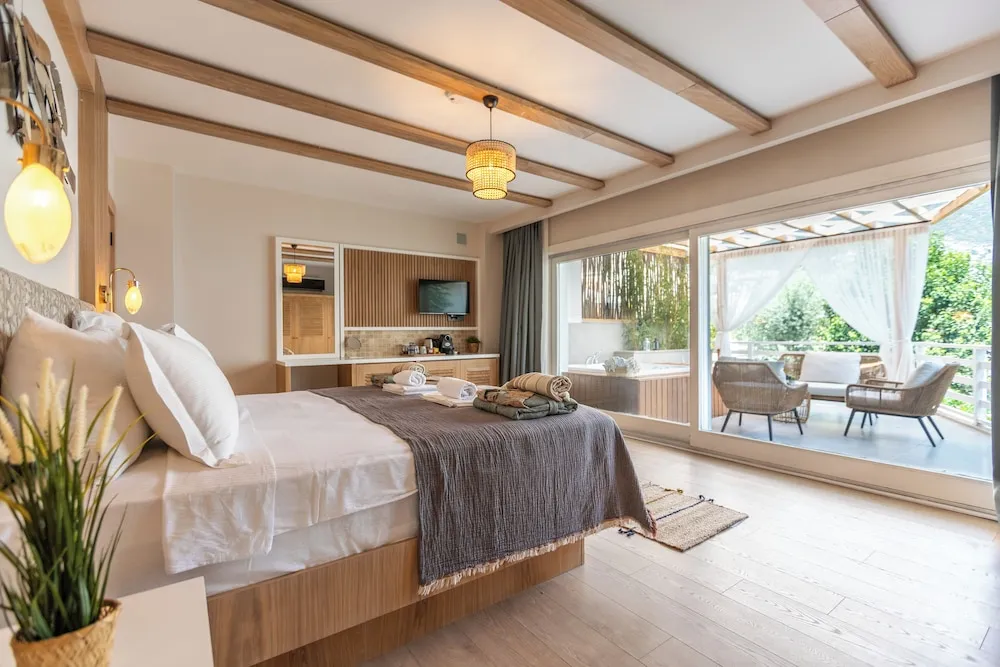 Deluxe Tek Büyük Yataklı Oda, 1 Büyük (Queen) Boy Yatak, Sıcak Su Küveti, Avlu Manzaralı