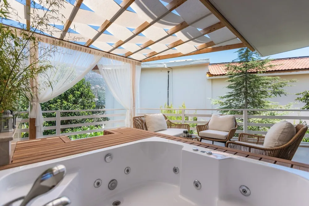 Deluxe Tek Büyük Yataklı Oda, 1 Büyük (Queen) Boy Yatak, Sıcak Su Küveti, Avlu Manzaralı