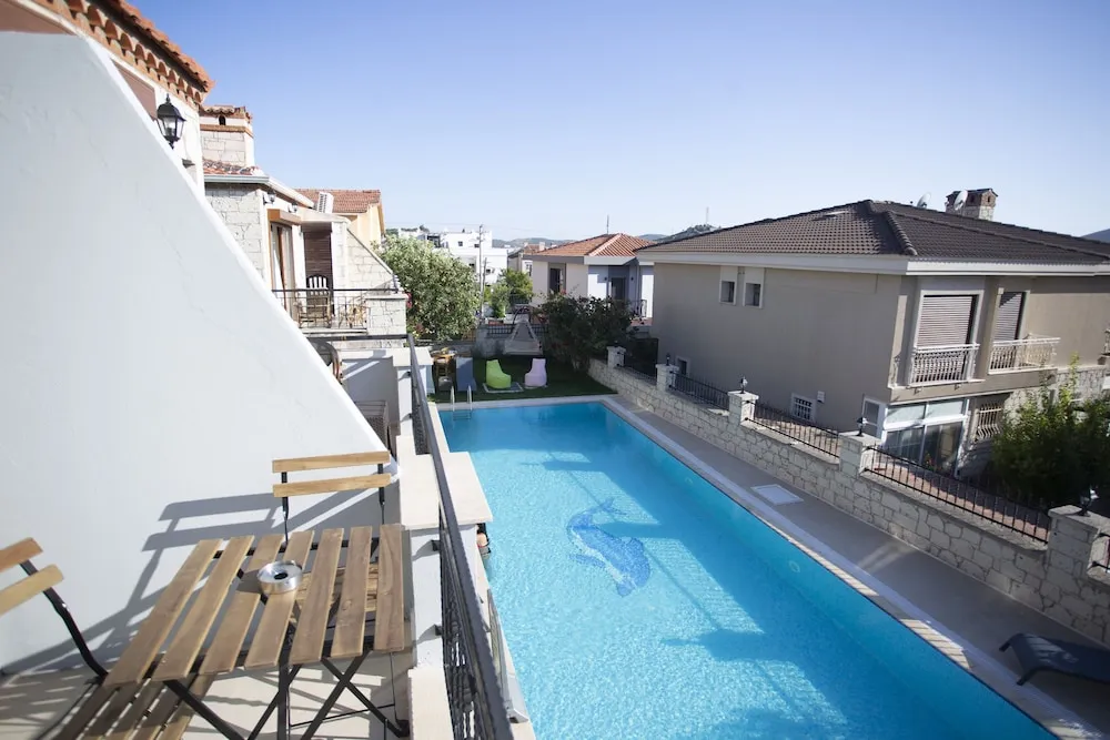 1. Kat Balkonlu Tas Oda Havuz Manzarali