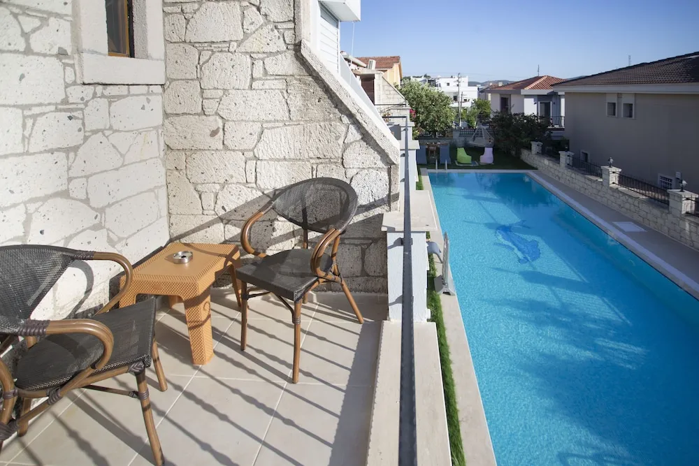 1. Kat Balkonlu Tas Oda Havuz Manzarali