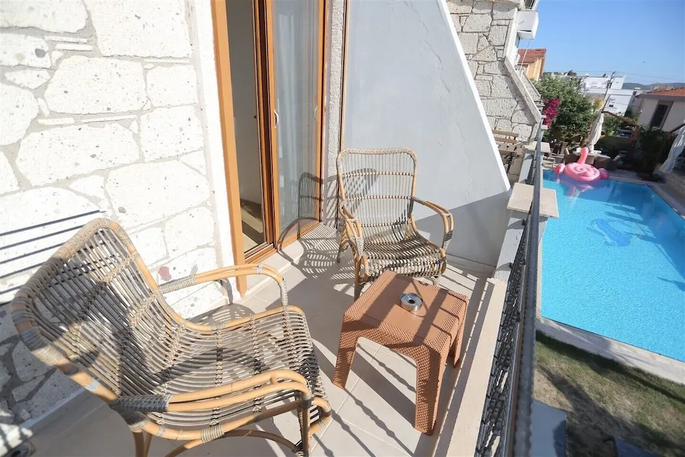 1. Kat Balkonlu Tas Oda Havuz Manzarali