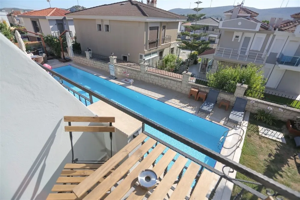 1. Kat Balkonlu Tas Oda Havuz Manzarali