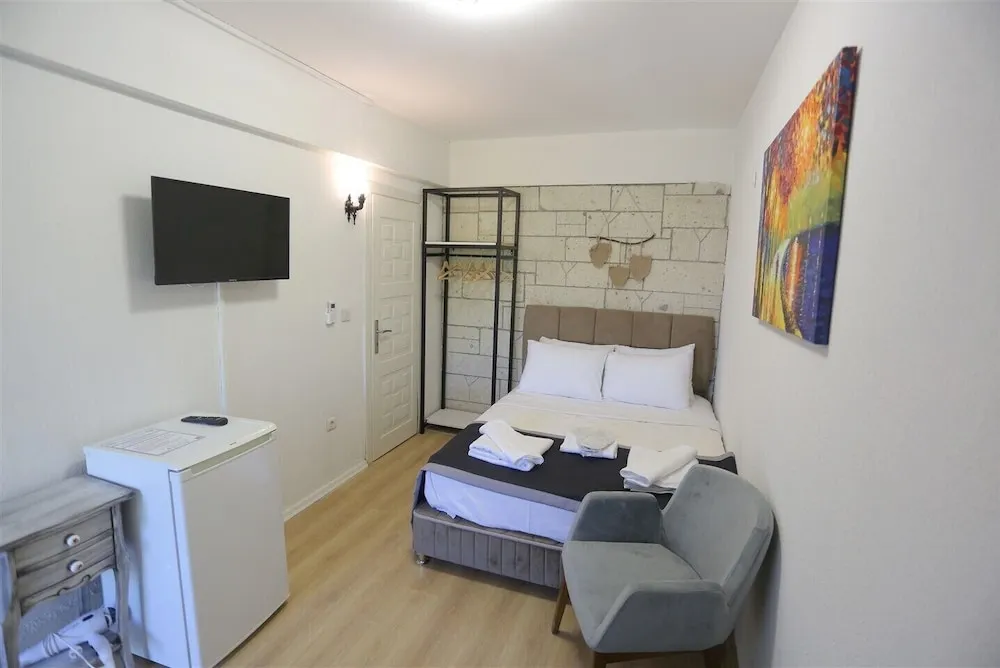 1. Kat Balkonlu Tas Oda Havuz Manzarali