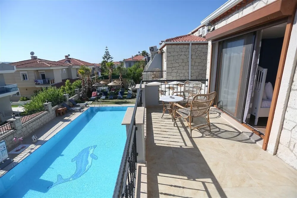 1. Kat Superior Oda Havuz Manzarali