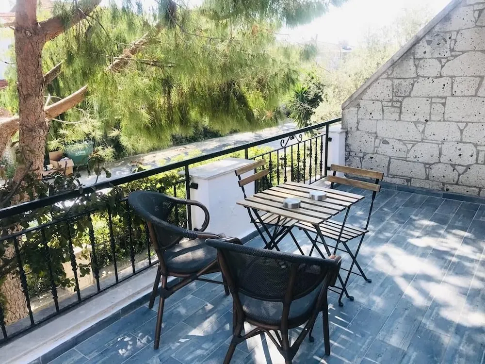 1. Kat Suite Oda Balkonlu Bahce Manzarali