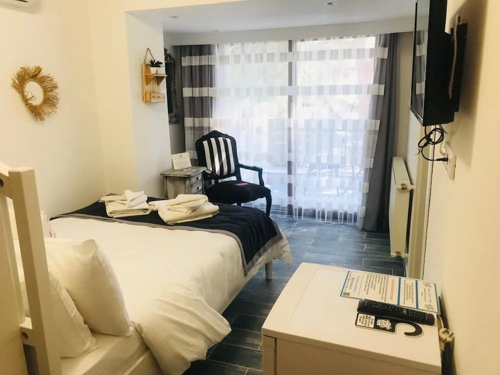 1. Kat Suite Oda Balkonlu Bahce Manzarali