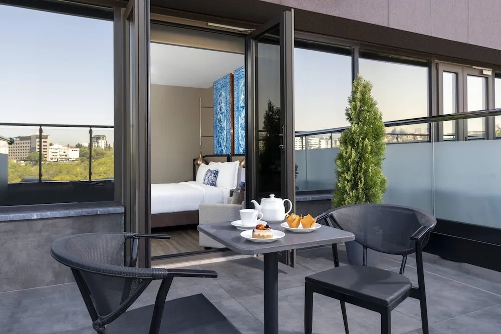 Oda, 1 En Büyük (King) Boy Yatak, Sigara İçilebilir, Park Manzaralı (Balcony)