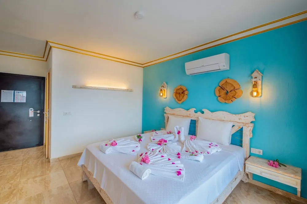 Comfort Tek Büyük Yataklı Oda, 1 En Büyük (King) Boy Yatak, Havuz Kullanımı, Kısmi Deniz Manzaralı