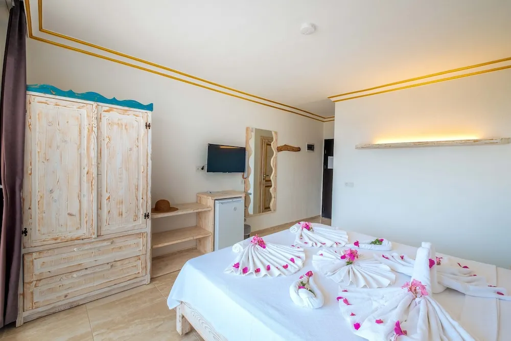 Comfort Tek Büyük Yataklı Oda, 1 En Büyük (King) Boy Yatak, Havuz Kullanımı, Kısmi Deniz Manzaralı