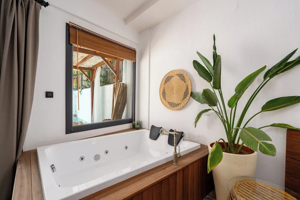 Royal Honeymoon Suite