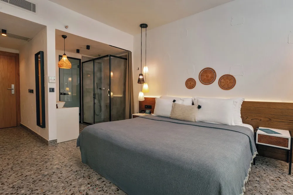 Swim-Up Room Sharing Pool