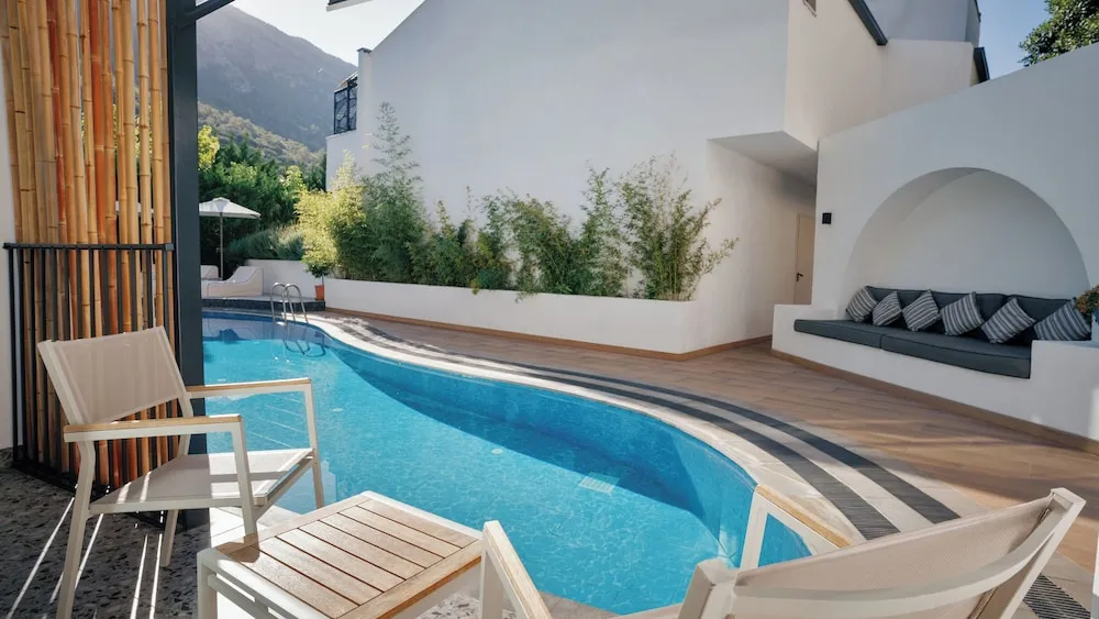 Swim-Up Room Sharing Pool