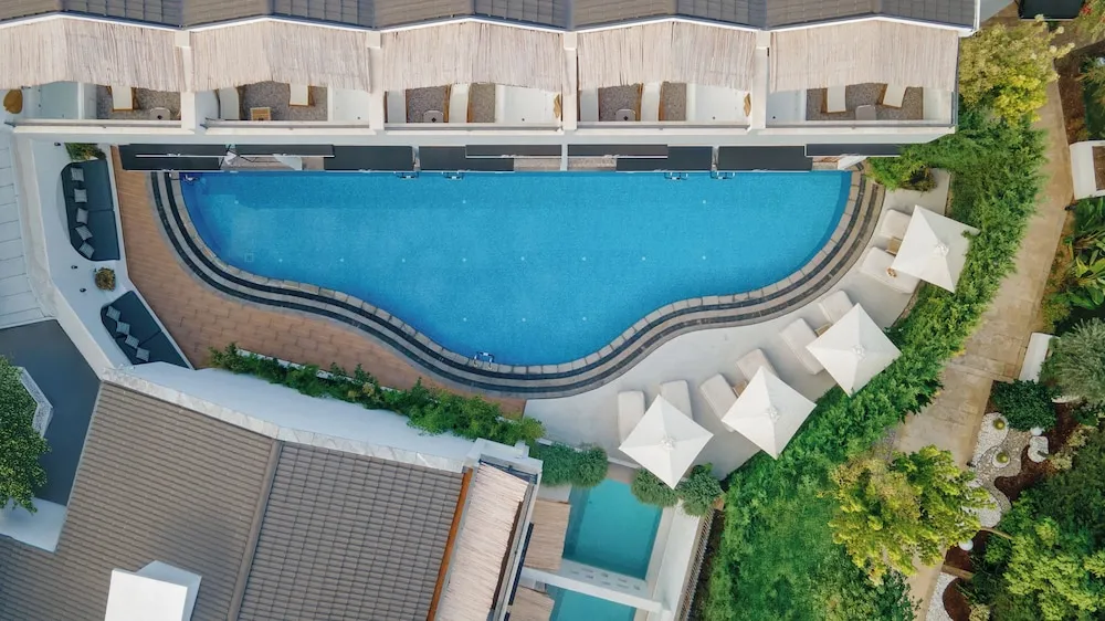 Swim-Up Room Sharing Pool