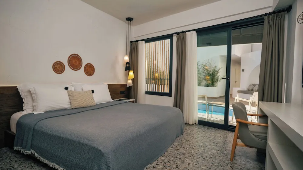 Swim-Up Room Sharing Pool