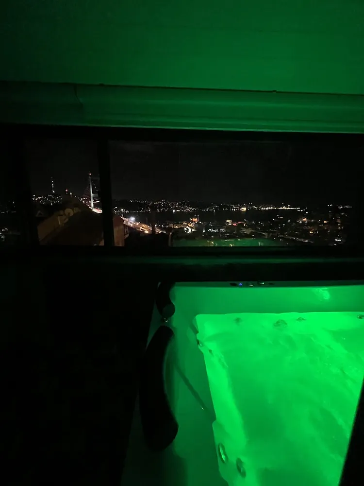 Süit, Sıcak Su Küveti, Deniz Manzaralı