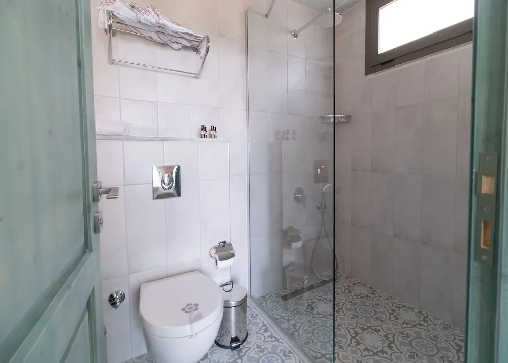 Comfort Tek Büyük veya İki Ayrı Yataklı Oda, Kısmi Deniz Manzaralı