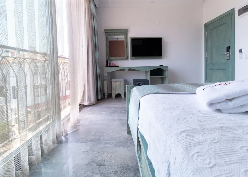 Comfort Tek Büyük veya İki Ayrı Yataklı Oda, Kısmi Deniz Manzaralı
