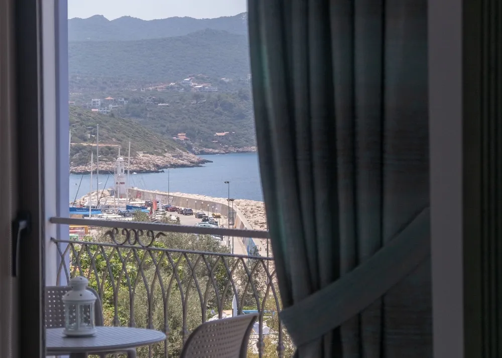 Family Oda, Kısmi Deniz Manzaralı
