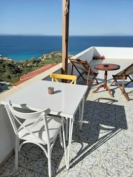 Laila Otel Karaburun