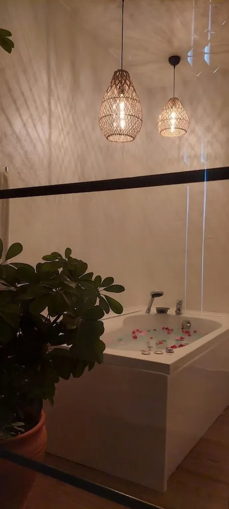 Superior Tek Büyük Yataklı Oda, Havuz Manzaralı