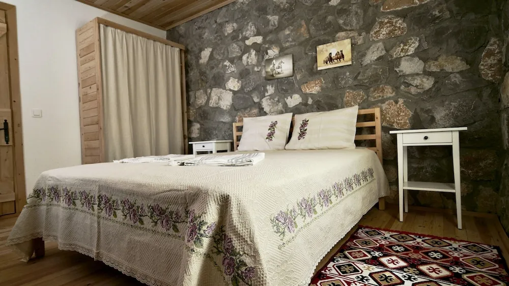 Deluxe Tek Büyük Yataklı Oda, 1 Büyük (Queen) Boy Yatak, Dağ Manzaralı, Bahçeli