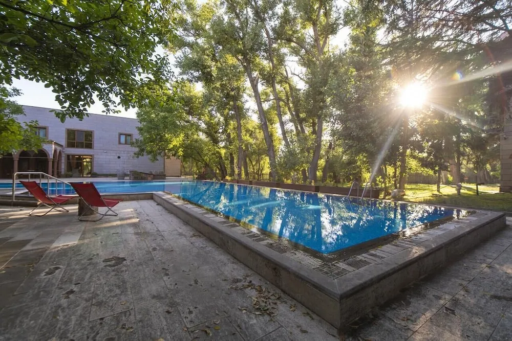 Sunolus Vineyard House