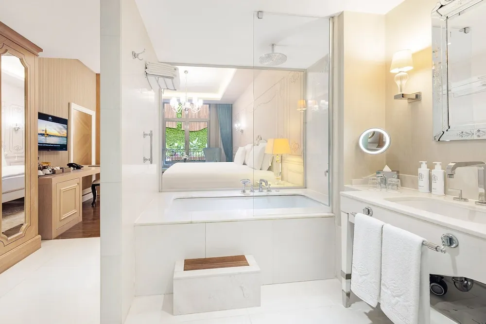 Deluxe Evergreen Room