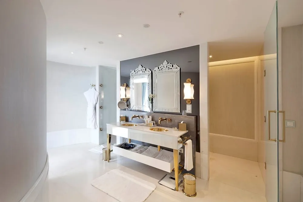 Corner Suite with Bosphorus View Lounge Access