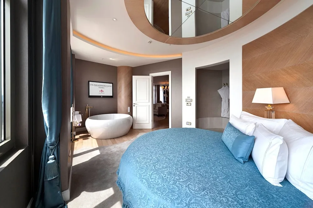 Corner Suite with Bosphorus View Lounge Access